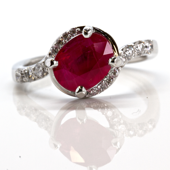 18ct White Gold Ruby and Diamond Ring - Image 2