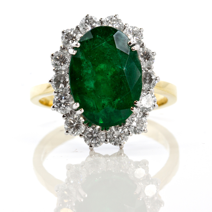 18ct Yellow Gold Emerald and Diamond Cluster Ring - Image 2
