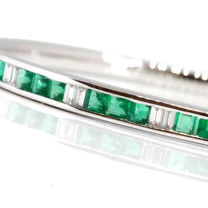 18ct White Gold Emerald and Diamond Bangle - Image 2