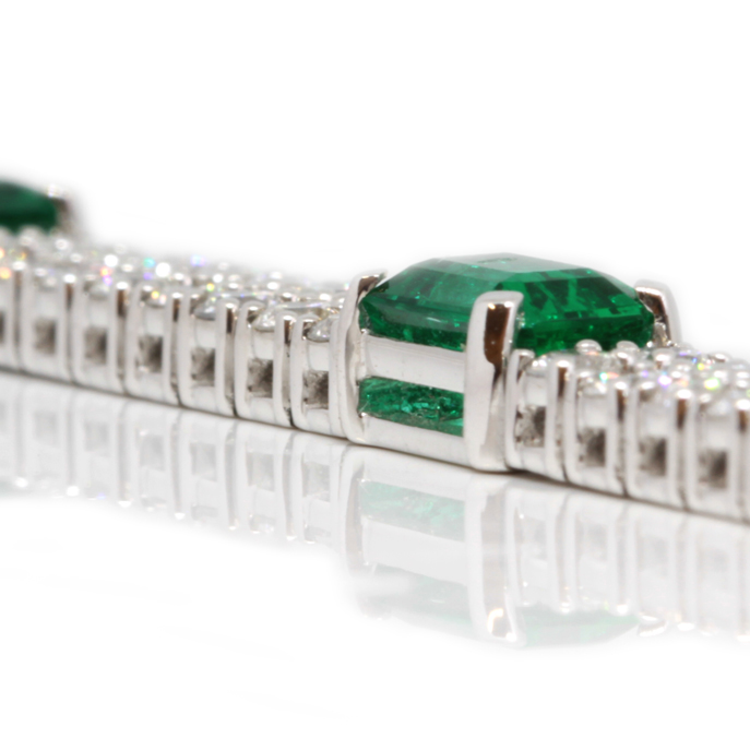 18ct White Gold Emerald and Diamond Bracelet - Image 2