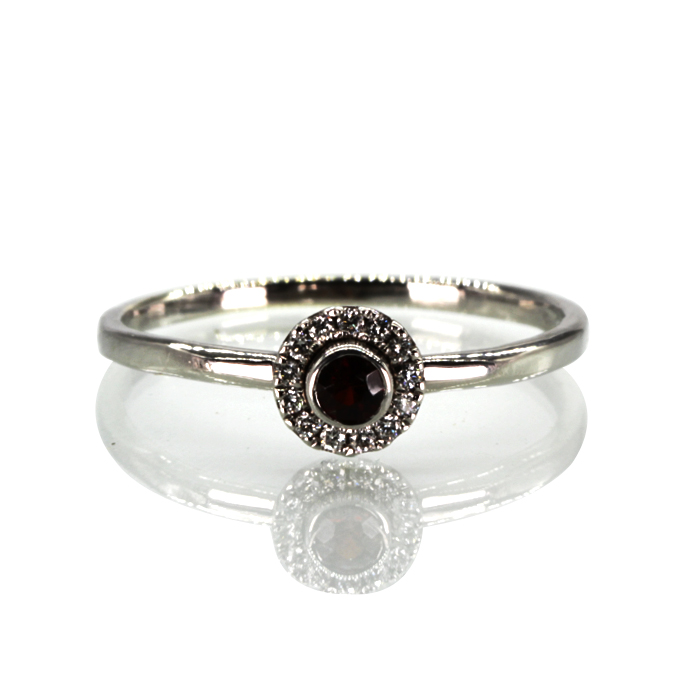 9ct White Gold Garnet and Diamond Ring - Image 2