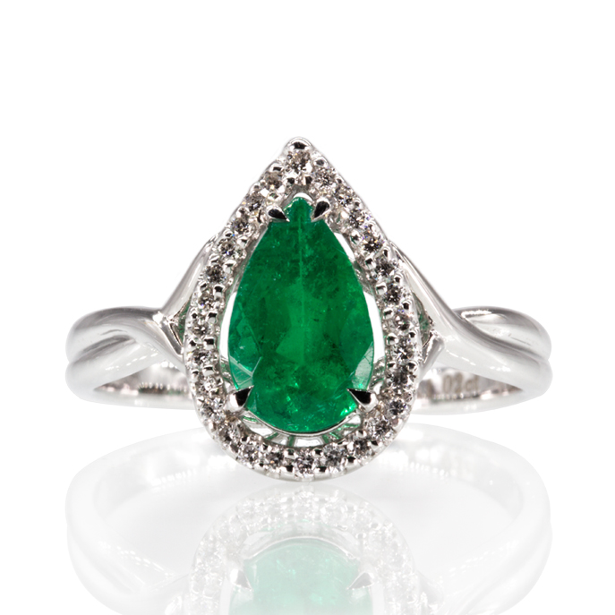 18ct White Gold Emerald Ring - Image 2