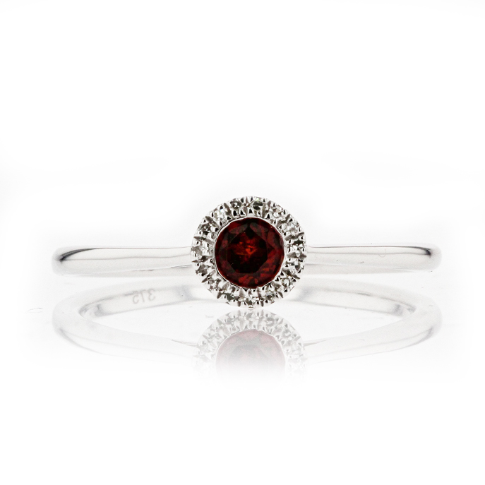 9ct White Gold Garnet Ring - Image 2