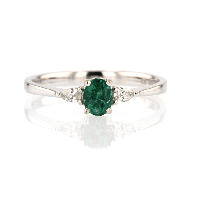 18ct White Gold Emerald Ring - Image 2