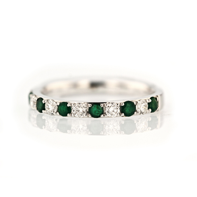 9ct White Gold Emerald and Diamond Ring - Image 2